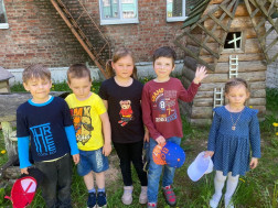 Прогулка-это отличный способ провести время с детьми.